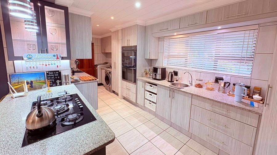5 Bedroom Property for Sale in Reebok Western Cape
